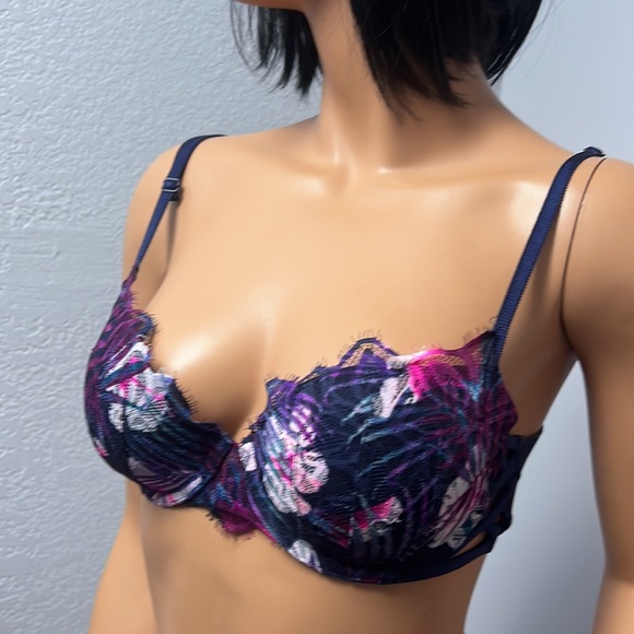 Victoria Secret Push Up Bra S34C - Picture 2 of 6